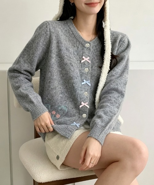 LEMOA(レモア)の「リボン&フラワー刺繍ニットカーディガン(カーディガン/ボレロ・レディース・ピンク/ホワイト/グレー・FREE)」の6枚目の写真
