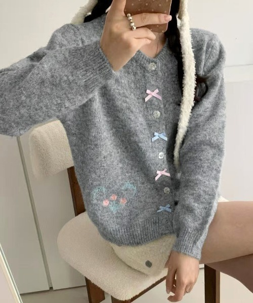 LEMOA(レモア)の「リボン&フラワー刺繍ニットカーディガン(カーディガン/ボレロ・レディース・ピンク/ホワイト/グレー・FREE)」の8枚目の写真
