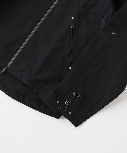 BAYCREW'S DEPO(ベイクルーズデポ)の「PASTOR NOVA /パストルノヴァ DIAGONAL TECH HOODED JACKET(その他アウター・メンズ・ブラック・2/1)」の2枚目の写真