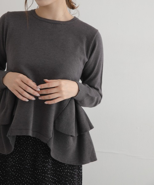 URBAN RESEARCH Sonny Label(アーバンリサーチサニーレーベル)の「『WEB限定』フリルペプラムニットプルオーバー(ニット/セーター・レディース・ネイビー/ブラック/チャコールグレー・FREE)」の2枚目の写真
