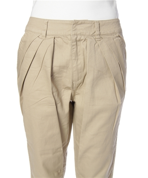earth music&ecology（アースミュージックアンドエコロジー）の「Tuck　Cropped/PT（チノパンツ・レディース・ベージュ/カーキ/ネイビー・SMALL/MEDIUM/LARGE）」の6枚目の写真