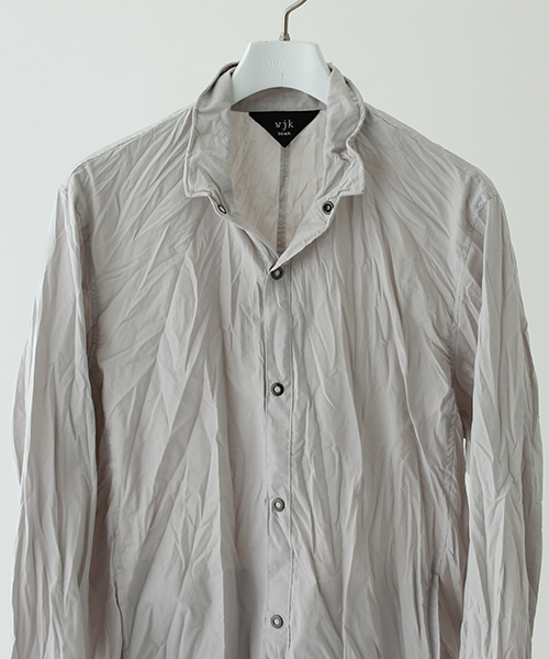 wjk black（ﾀﾞﾌﾞﾙｼﾞｪｲｹｲﾌﾞﾗｯｸ）の「【wjk black】≪STUDIOUS限定≫タイプライターワッシャースタンドシャツ（シャツ/ブラウス・メンズ・テラコッタ/チャコールグレー/ライトグレー・3/1/2）」の4枚目の写真