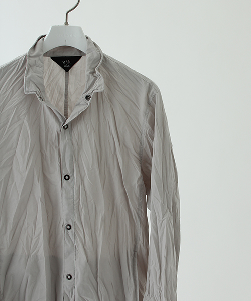 wjk black（ﾀﾞﾌﾞﾙｼﾞｪｲｹｲﾌﾞﾗｯｸ）の「【wjk black】≪STUDIOUS限定≫タイプライターワッシャースタンドシャツ（シャツ/ブラウス・メンズ・テラコッタ/チャコールグレー/ライトグレー・3/1/2）」の5枚目の写真