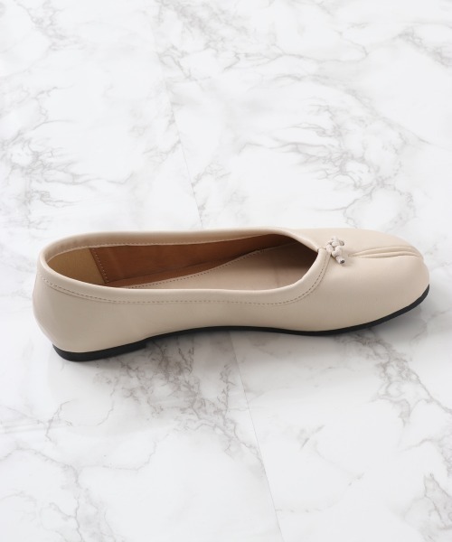 cepo(セポ)の「フラット タビパンプス(パンプス・レディース・オフホワイト/ブラウン・L/M)」の4枚目の写真