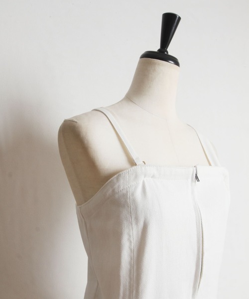 tocco closet(トッコ クローゼット)の「【ZOZO限定】マルチWAYサスペンダー付きフロントジップデニムタックジャンパースカート(ジャンパースカート・レディース・オフホワイト/ブルー・M)」の4枚目の写真