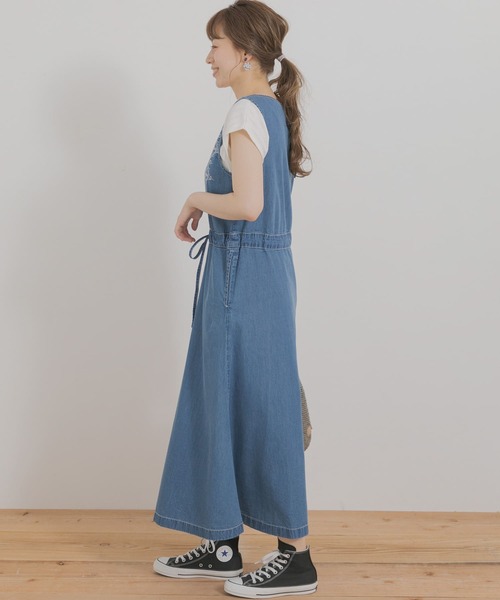 URBAN RESEARCH Sonny Label（アーバンリサーチサニーレーベル）の「クロス刺繍デニムジャンパースカート（ワンピース・レディース・ライトインディゴブルー/インディゴブルー・FREE）」の6枚目の写真