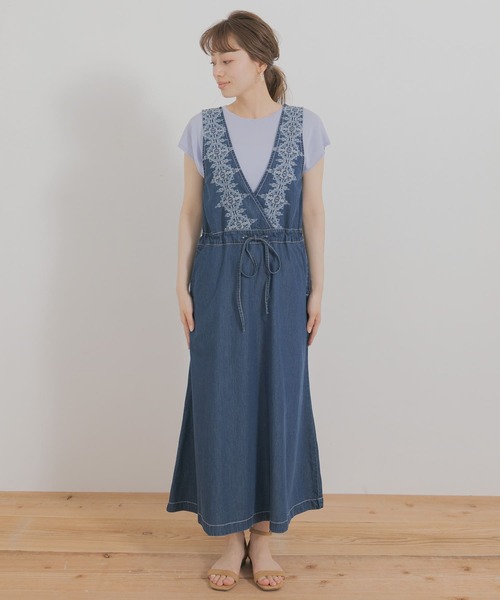 URBAN RESEARCH Sonny Label（アーバンリサーチサニーレーベル）の「クロス刺繍デニムジャンパースカート（ワンピース・レディース・ライトインディゴブルー/インディゴブルー・FREE）」の4枚目の写真