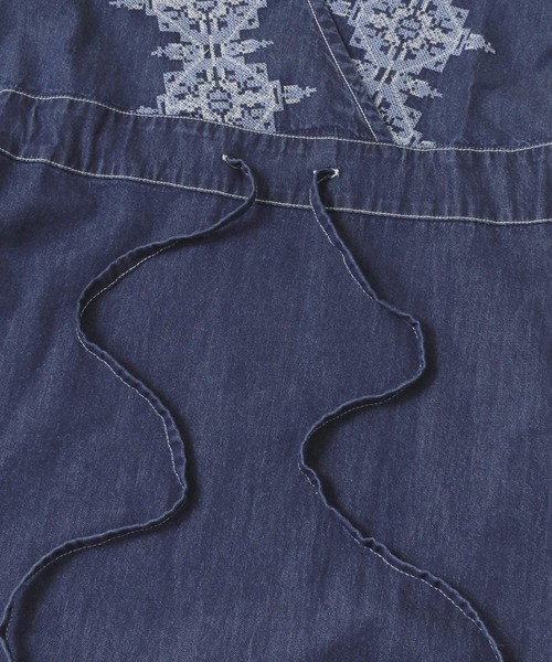 URBAN RESEARCH Sonny Label（アーバンリサーチサニーレーベル）の「クロス刺繍デニムジャンパースカート（ワンピース・レディース・ライトインディゴブルー/インディゴブルー・FREE）」の7枚目の写真