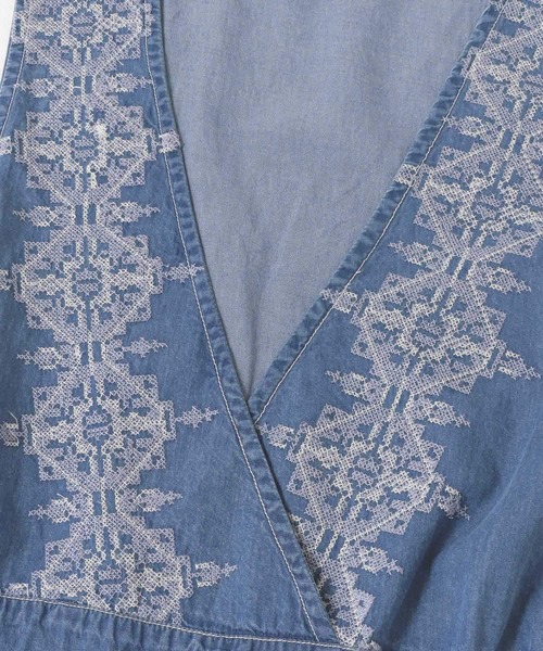 URBAN RESEARCH Sonny Label（アーバンリサーチサニーレーベル）の「クロス刺繍デニムジャンパースカート（ワンピース・レディース・ライトインディゴブルー/インディゴブルー・FREE）」の16枚目の写真