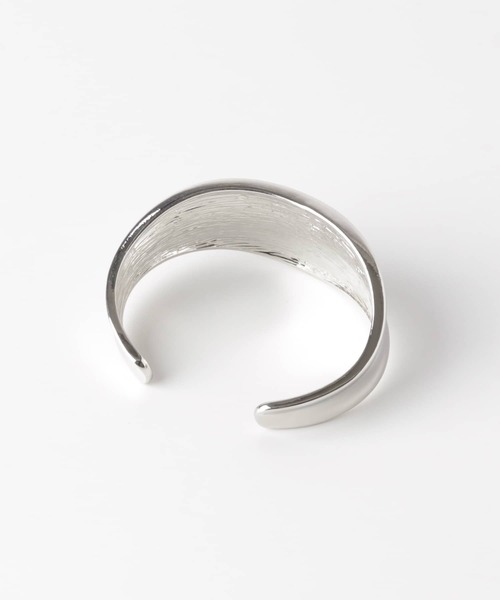 SMELLY（スメリー）の「ウェーブメタルバングル（バングル/リストバンド・レディース・シルバー・-）」の4枚目の写真