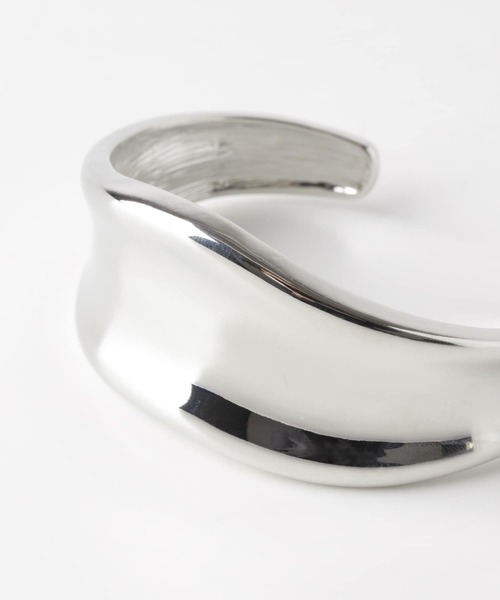 SMELLY（スメリー）の「ウェーブメタルバングル（バングル/リストバンド・レディース・シルバー・-）」の5枚目の写真