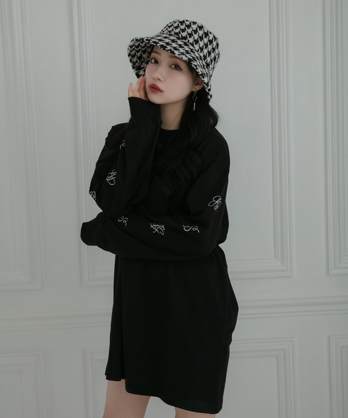 ANDGEEBEE（アンジービー）の「【UNISEX】ロゴスリーブロンT（Tシャツ/カットソー・レディース・ブラック/ホワイト・MEDIUM）」の2枚目の写真