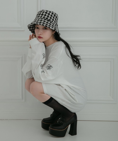 ANDGEEBEE（アンジービー）の「【UNISEX】ロゴスリーブロンT（Tシャツ/カットソー・レディース・ブラック/ホワイト・MEDIUM）」の5枚目の写真