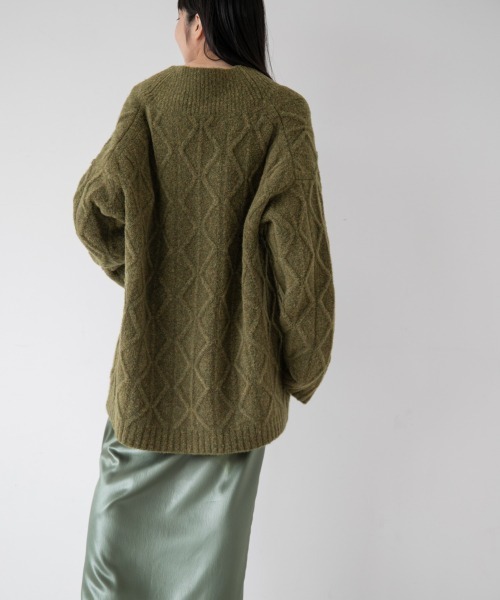 yuw（ユウ）の「BLUCLE CABLE PULLOVER　217876（ニット/セーター・レディース・ブラック/ブラウン/グリーン/ブルー・FREE）」の5枚目の写真