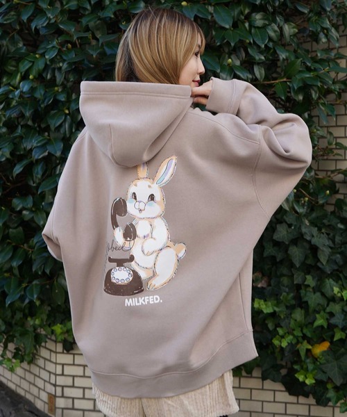 MILKFED.(ミルクフェド)の「RABBIT BIG SWEAT HOODIE(パーカー・レディース・ブラック/ベージュ/オフホワイト・ONE SIZE)」の3枚目の写真