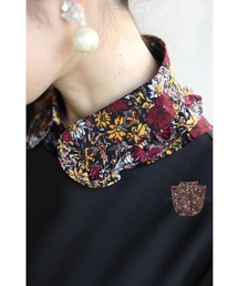 いつもの服が変わる。鮮やかな花画付け襟