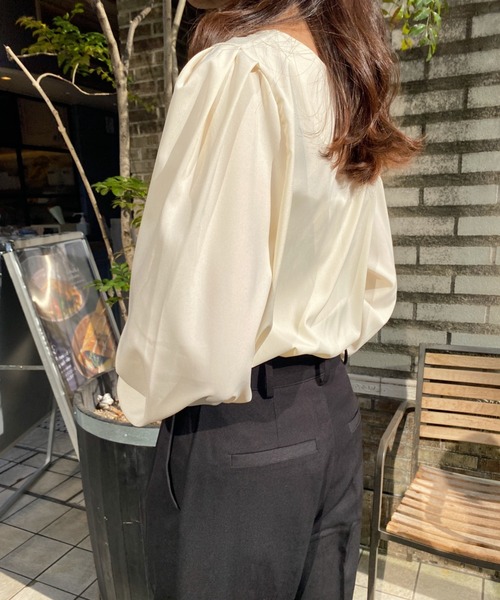 H.Warren（エイチウォーレン）の「ボリュームスリーブクルーネックブラウス（シャツ/ブラウス・レディース・ホワイト/グレー・FREE）」の9枚目の写真