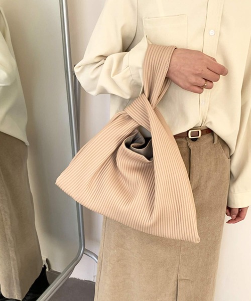 shopnikoniko（ショップニコニコ）の「合成皮革 マルシェバッグ プリーツ トートバッグ ハンドバッグ（ハンドバッグ・レディース・ホワイト/ブラック/ベージュ/ブルー/グリーン・フリー）」の8枚目の写真