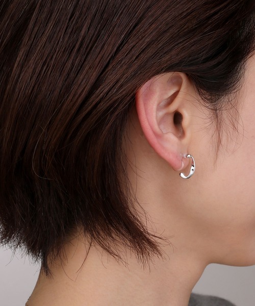 Manon's Selection(マノンズセレクション)の「ツイストデザインイヤリング15mm(イヤリング・レディース・シルバー/ゴールド・ONE SIZE)」の2枚目の写真