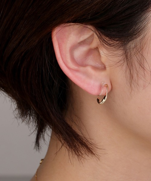 Manon's Selection(マノンズセレクション)の「ツイストデザインイヤリング15mm(イヤリング・レディース・シルバー/ゴールド・ONE SIZE)」の3枚目の写真