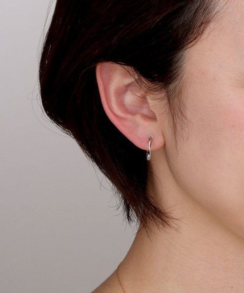 Manon's Selection(マノンズセレクション)の「ツイストデザインイヤリング15mm(イヤリング・レディース・シルバー/ゴールド・ONE SIZE)」の4枚目の写真