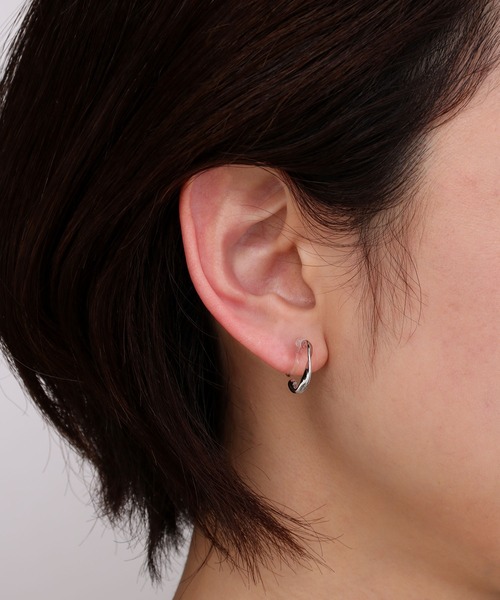 Manon's Selection(マノンズセレクション)の「ツイストデザインイヤリング15mm(イヤリング・レディース・シルバー/ゴールド・ONE SIZE)」の5枚目の写真