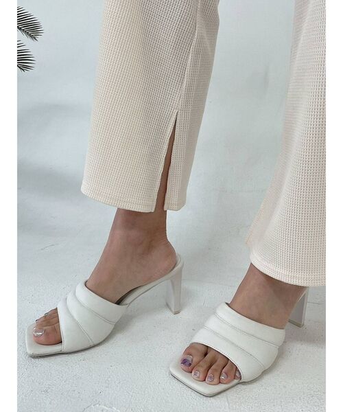 GYDA(ジェイダ)の「スクエアクッションサンダル(サンダル・レディース・オフホワイト/ブラック・MEDIUM/LARGE/SMALL)」の2枚目の写真