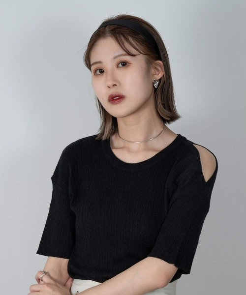 Amiur(エミレ)の「random rib open shoulder tops(Tシャツ/カットソー・レディース・ブラック/アイボリー/イエロー系・FREE)」の2枚目の写真