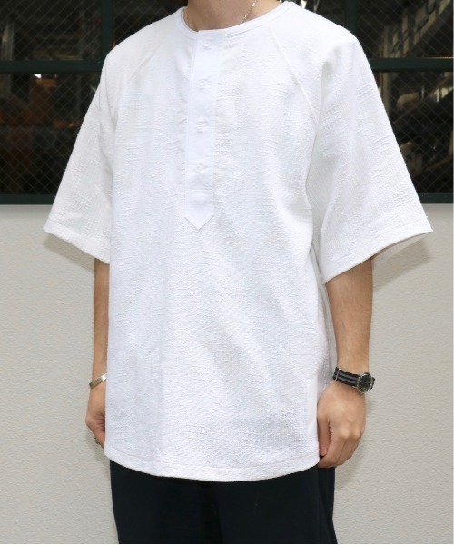C.E.L.STORE（セルストア）の「MADE IN STANDARD/メイドインスタンダード 4B HENLEY SHIRTSヘンリーネックビッグシルエット（Tシャツ/カットソー・メンズ・ホワイト/ナチュラル・L/MEDIUM）」の3枚目の写真