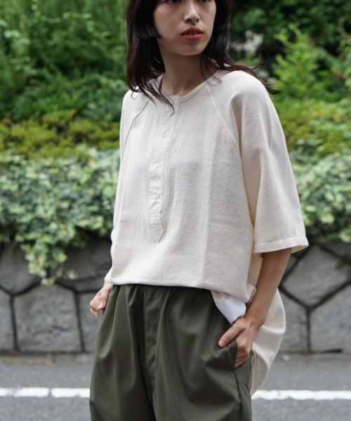 C.E.L.STORE（セルストア）の「MADE IN STANDARD/メイドインスタンダード 4B HENLEY SHIRTSヘンリーネックビッグシルエット（Tシャツ/カットソー・メンズ・ホワイト/ナチュラル・L/MEDIUM）」の21枚目の写真