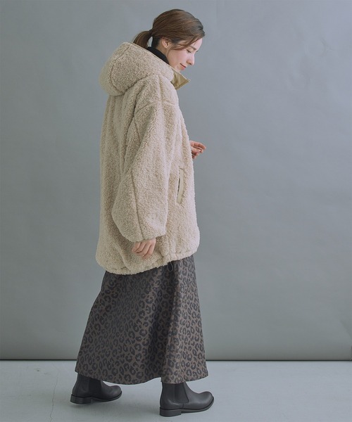 kha:ki(カーキ)の「「KHA:KI / カーキ」ZIP UP BOA HOODIE(ダウンジャケット/コート・レディース・カーキ/アイボリー・1/2)」の11枚目の写真