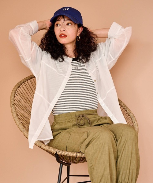 bohmal(ボマール)の「バンドカラー切替デザインシアーシャツ(シャツ/ブラウス・レディース・ホワイト/ブラック/ピンク/ブルー・FREE)」の2枚目の写真