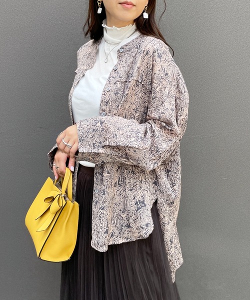 StyleSea（スタイルシー）の「バックギャザーボタニカルプリントブラウス（シャツ/ブラウス・レディース・ブラウン/グレー/グリーン・FREE）」の2枚目の写真