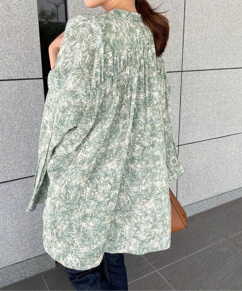 StyleSea（スタイルシー）の「バックギャザーボタニカルプリントブラウス（シャツ/ブラウス・レディース・ブラウン/グレー/グリーン・FREE）」の4枚目の写真