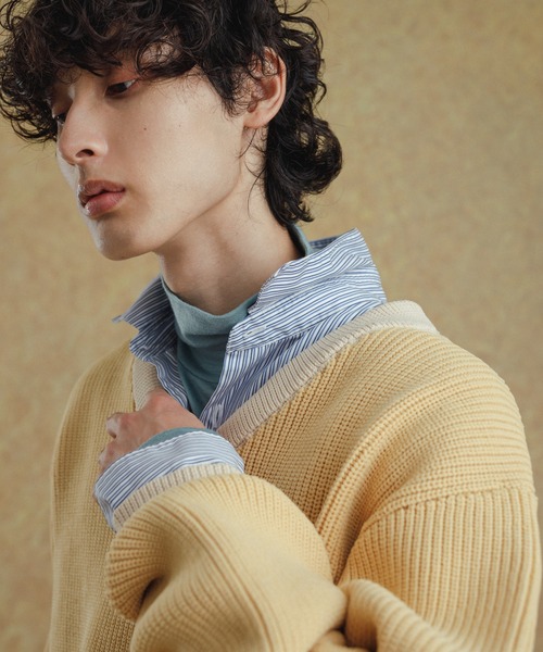 ADAM ET ROPE'（アダムエロペ）の「《WEB限定》【LOGAN/ローガン 別注】カレッジニット Vネック オーバーシルエット/ワッペン付（ニット/セーター・メンズ・ホワイト/ピンク/イエロー・M/L）」の4枚目の写真