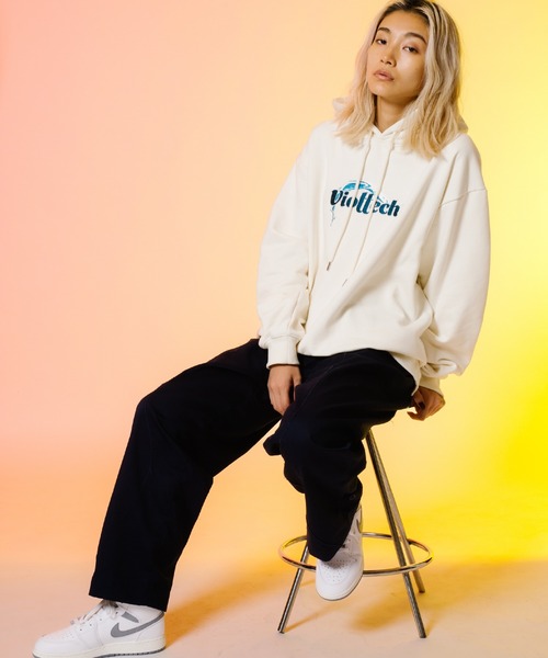 D.TT.K(ディティーティーケー)の「D.TT.K VIOTTECH HOODIE 刺繍グラフィック オーバーサイズ プルオーバー パーカー(パーカー・メンズ・ブラック/アイボリー・MEDIUM/LARGE/X-LARGE)」の3枚目の写真