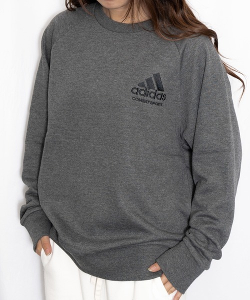 adidas（アディダス）の「adidas combat sports / ゆったりラグランシルエット ワンポイントロゴ刺繍 スウェット クルーネック（スウェット・レディース・チャコール/ブラック/グリーン・M/L）」の3枚目の写真