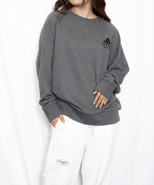 adidas（アディダス）の「adidas combat sports / ゆったりラグランシルエット ワンポイントロゴ刺繍 スウェット クルーネック（スウェット・レディース・チャコール/ブラック/グリーン・M/L）」の10枚目の写真
