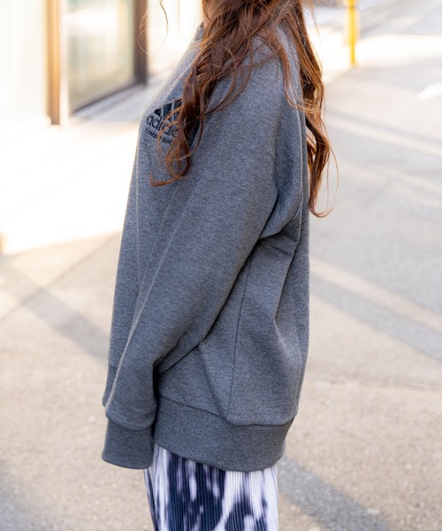adidas（アディダス）の「adidas combat sports / ゆったりラグランシルエット ワンポイントロゴ刺繍 スウェット クルーネック（スウェット・レディース・チャコール/ブラック/グリーン・M/L）」の17枚目の写真
