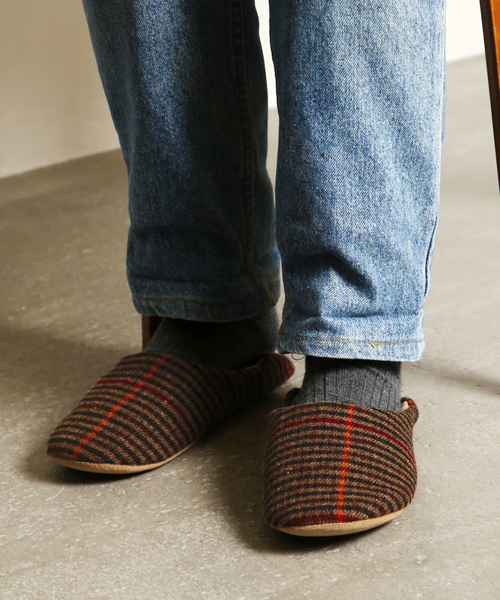 journal standard Furniture （ジャーナルスタンダードファニチャー）の「【Ne WORKS/エヌ・イーワークス】GEORGIA ROOM SHOES M ジョージア スリッパ（ルームシューズ/スリッパ・レディース・チャコールグレー/ベージュ・FREE）」の1枚目の写真