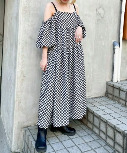 Candy Stripper（キャンディストリッパー）の「CHECKERED FLAG OFF SHOULDER ドレス（ワンピース・レディース・ホワイト×ブルー/ホワイト×ブラック/ホワイト系その他・2）」の2枚目の写真