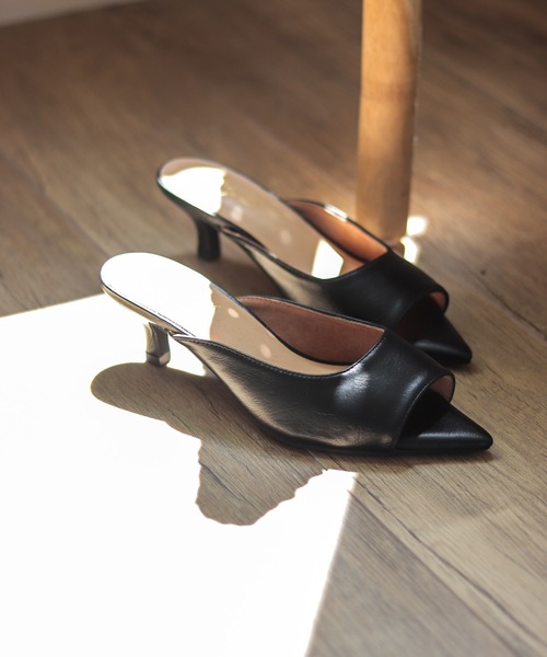 SESTO（セスト）の「ポインテッドトゥキトゥンヒールミュールサンダル（サンダル・レディース・ドット/ブラック/アイボリー/シルバー・S/M/L/LL/3L）」の2枚目の写真