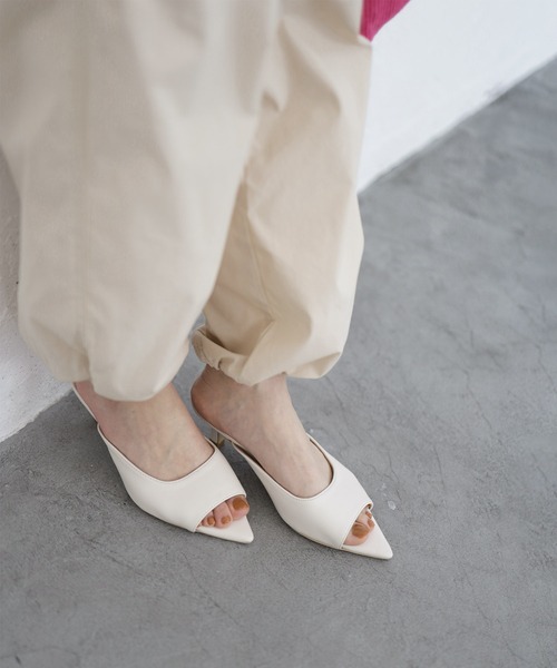 SESTO（セスト）の「ポインテッドトゥキトゥンヒールミュールサンダル（サンダル・レディース・ドット/ブラック/アイボリー/シルバー・S/M/L/LL/3L）」の6枚目の写真