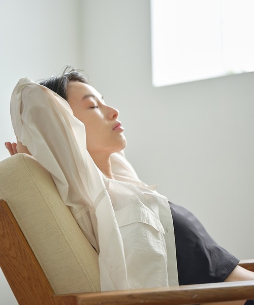 earthy（アーシー）の「【撥水/UVカット】シアーナイロンシャツ（シャツ/ブラウス・レディース・イエロー/オフホワイト/ブラック・FREE）」の2枚目の写真