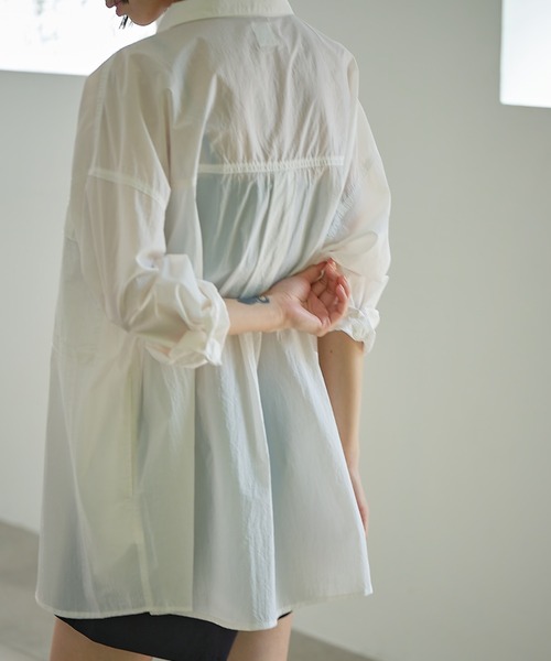 earthy（アーシー）の「【撥水/UVカット】シアーナイロンシャツ（シャツ/ブラウス・レディース・イエロー/オフホワイト/ブラック・FREE）」の4枚目の写真