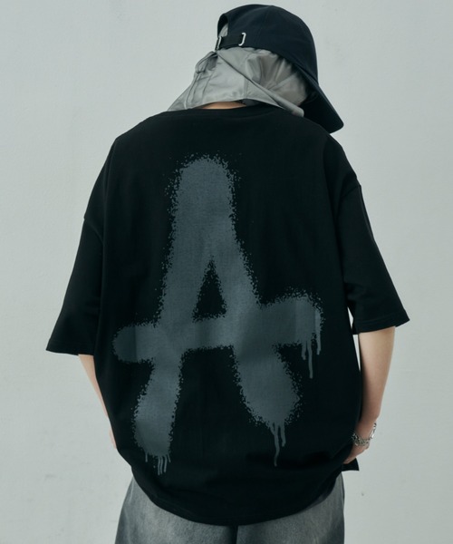 AIVER(アイバー)の「AIVER A ブラックS/SビッグTEE(Tシャツ/カットソー・メンズ・ブラック×ブルー/ブラック×ピンク/ブラック×ホワイト/ブラック×グレー・LARGE/SMALL/MEDIUM)」の2枚目の写真