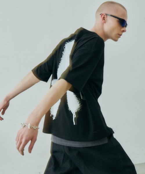 AIVER(アイバー)の「AIVER A ブラックS/SビッグTEE(Tシャツ/カットソー・メンズ・ブラック×ブルー/ブラック×ピンク/ブラック×ホワイト/ブラック×グレー・LARGE/SMALL/MEDIUM)」の9枚目の写真