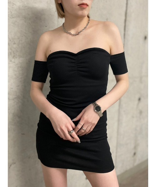 ENVYM(アンビー)の「カップインオフショルワンピース(ワンピース・レディース・ブルー/ブラック/マルチ・FREE)」の2枚目の写真