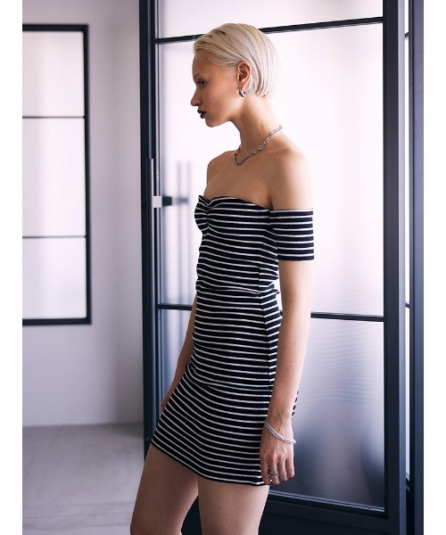 ENVYM(アンビー)の「カップインオフショルワンピース(ワンピース・レディース・ブルー/ブラック/マルチ・FREE)」の4枚目の写真