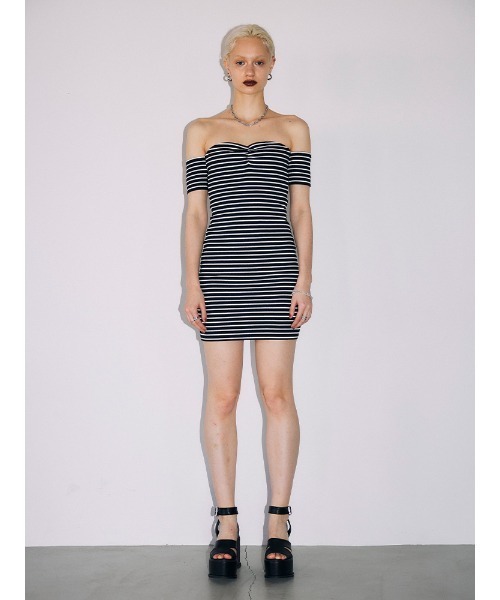 ENVYM(アンビー)の「カップインオフショルワンピース(ワンピース・レディース・ブルー/ブラック/マルチ・FREE)」の5枚目の写真